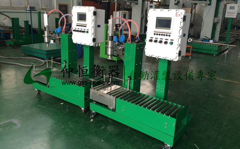 澳大利亞客戶在我司購買的2臺自動液體灌裝機準備出貨