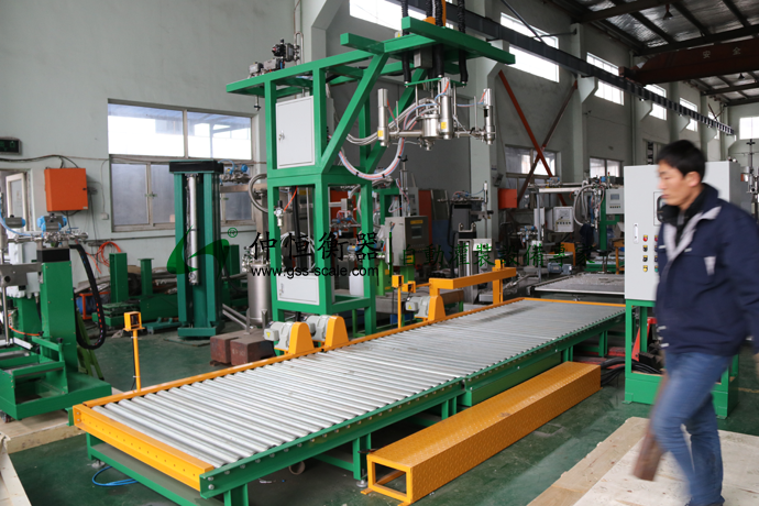 仲恒GAF-1500LA自動液體灌裝線2