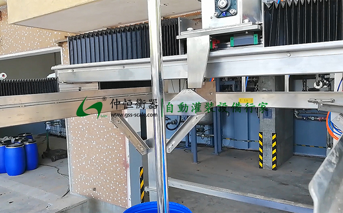 GAF-1500型200L*4桶 IBC噸桶自動灌裝線現場調試7